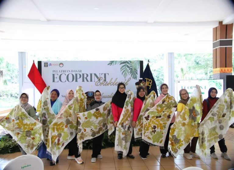 PELATIHAN ECOPRINT: UPAYA PEMBERDAYAAN DAN PENGUATAN EKONOMI RUMAH TANGGA